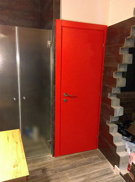דלת צבועה בצבע אדום פולימר